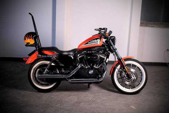 HARLEY-DAVIDSON SPORTSTER XL 883 R 